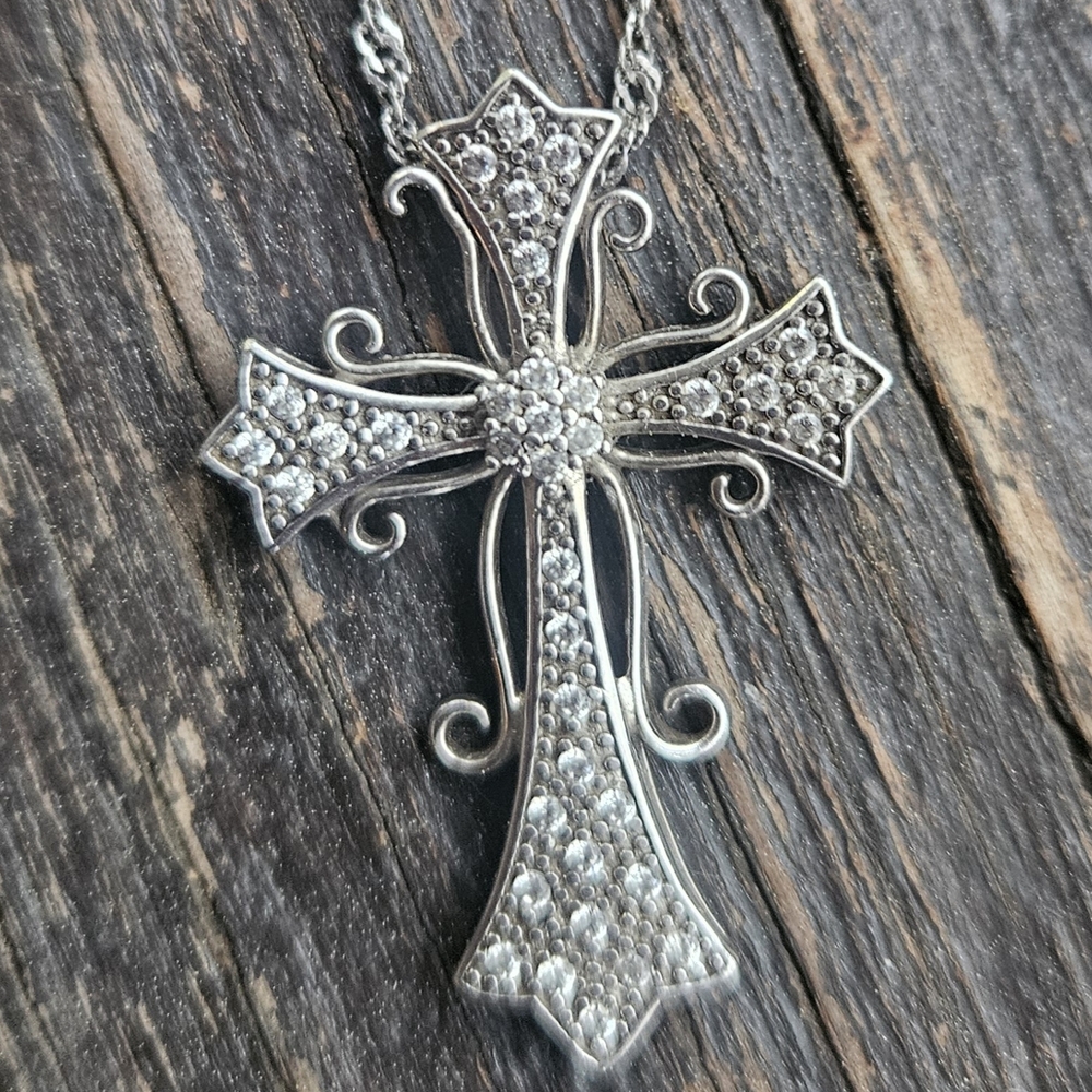 Elegant Silver Cross Pendant Necklace - Picture 4 of 7